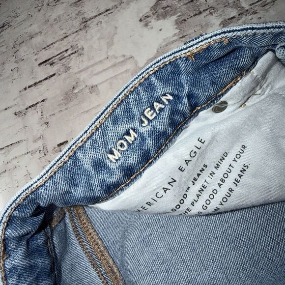 American Eagle Women’s High Rise Distressed Mom Jeans Size 8 Short - Picture 13 of 14